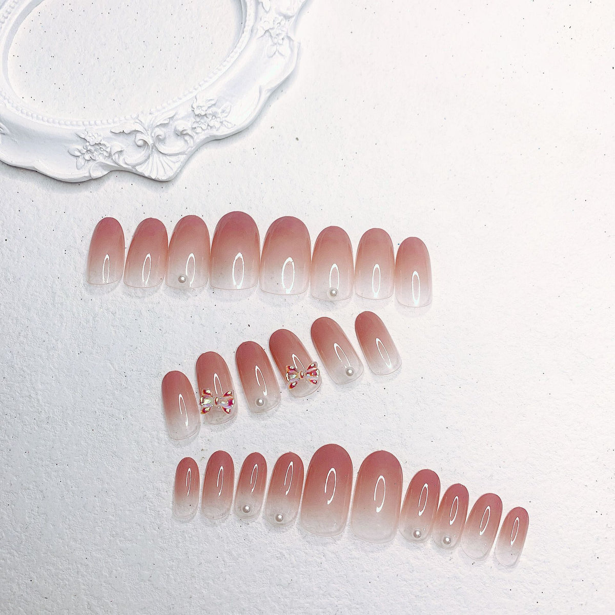Elegante Schmetterlingsakzent-Nailart