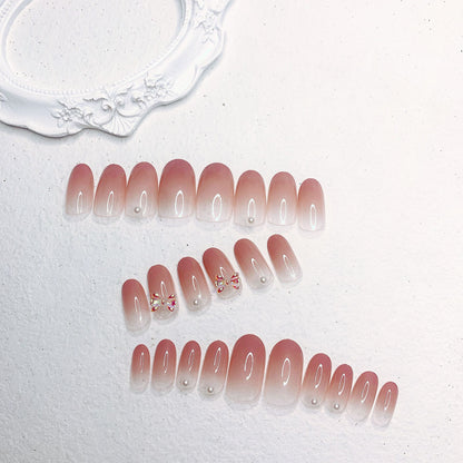 Elegante Schmetterlingsakzent-Nailart