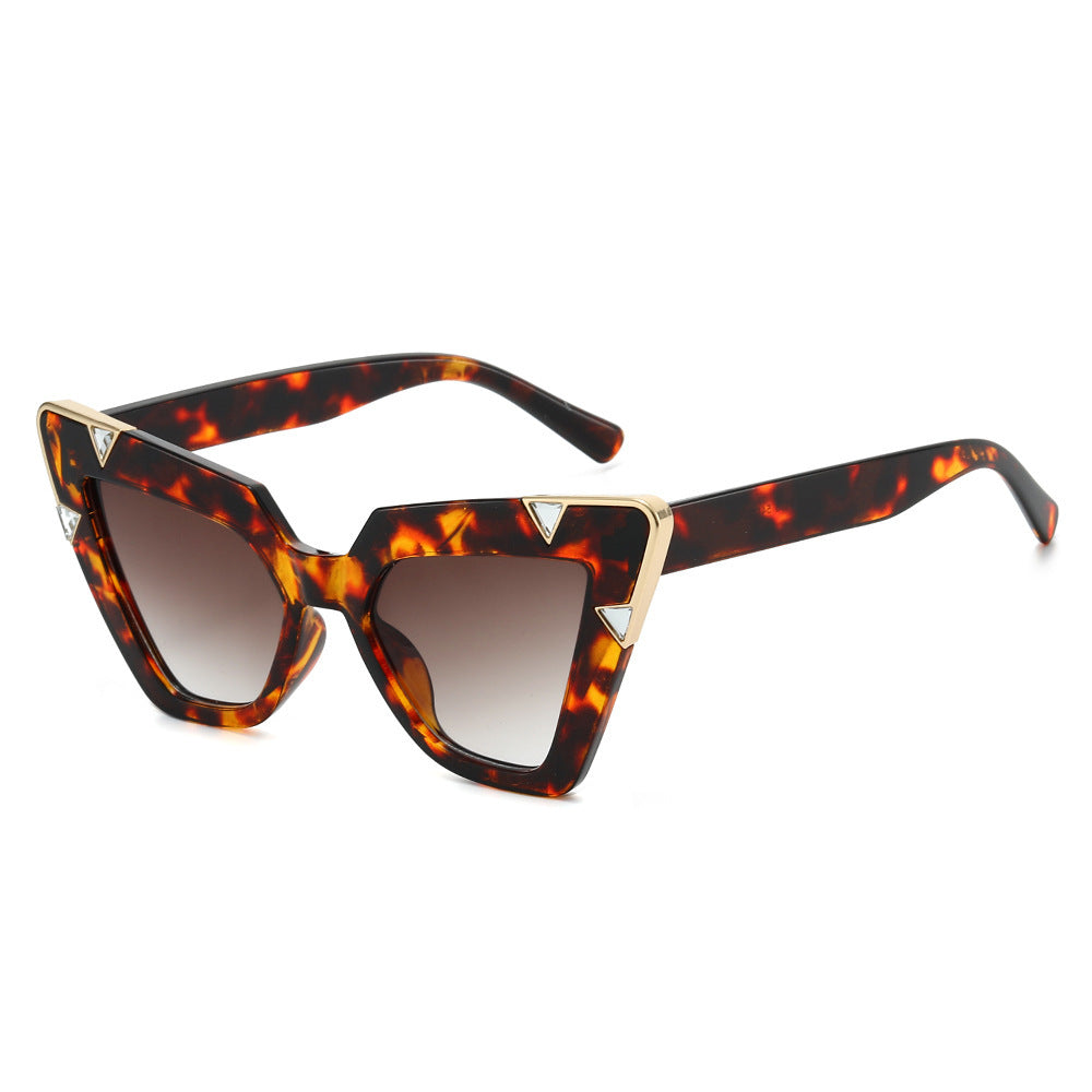 Statement Cat-Eye Sonnenbrillen mit dekorativen Akzenten Brehn