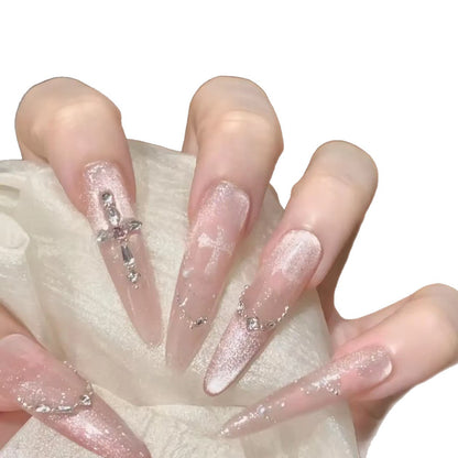 Glamouröse Stiletto-Nagelerweiterungen mit Strass-Akzenten