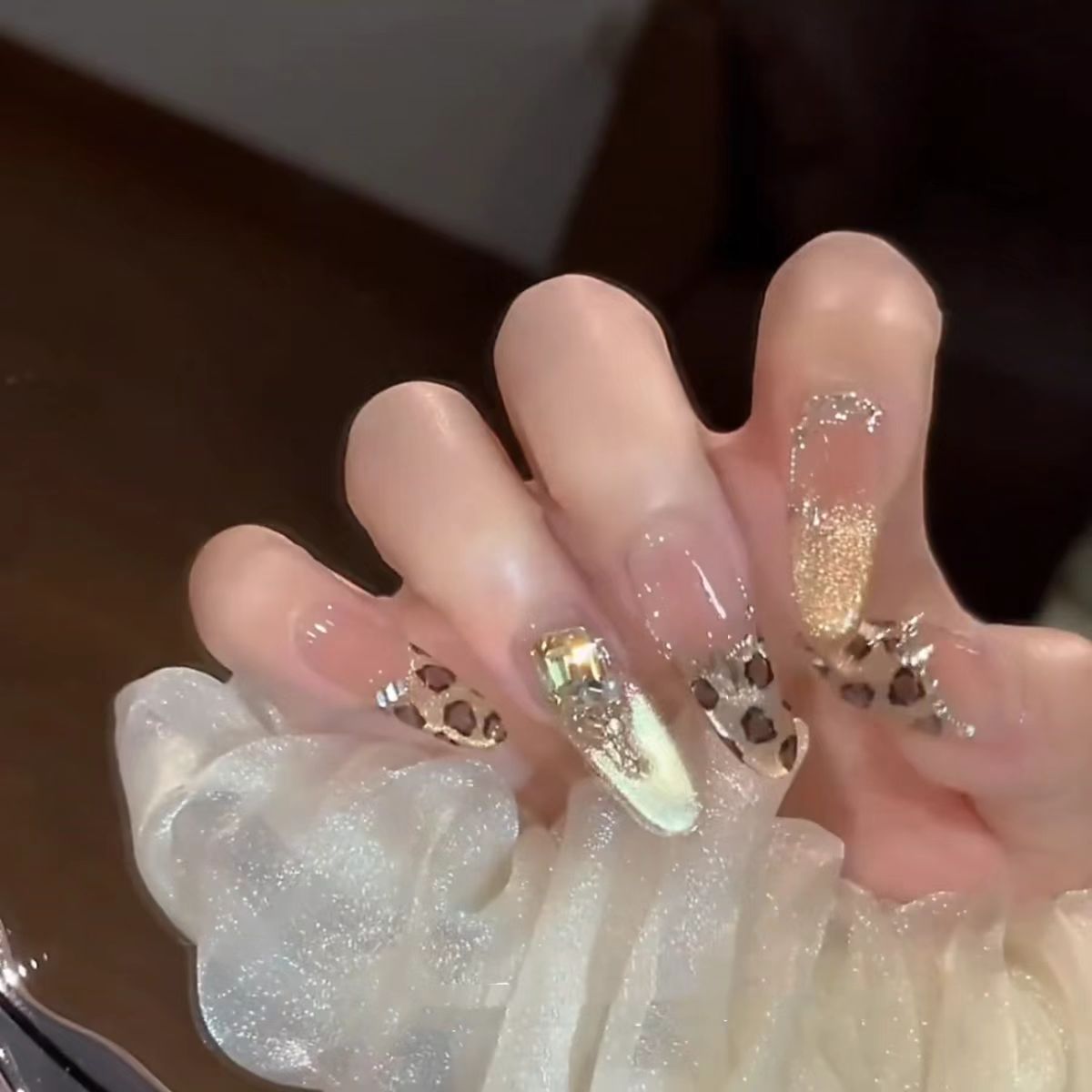 Glamouröse Kunstnägel mit Edlen Glitzerakzenten und Leopardendetails Brehn