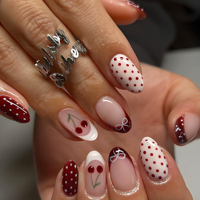 Kunstnagelset mit eleganten Kirsch- und Punkten-Mustern Brehn