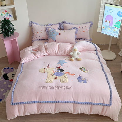 Kinderbettbezug-Set mit bestickten Rüschenschoner und Pom-Pom-Besatz