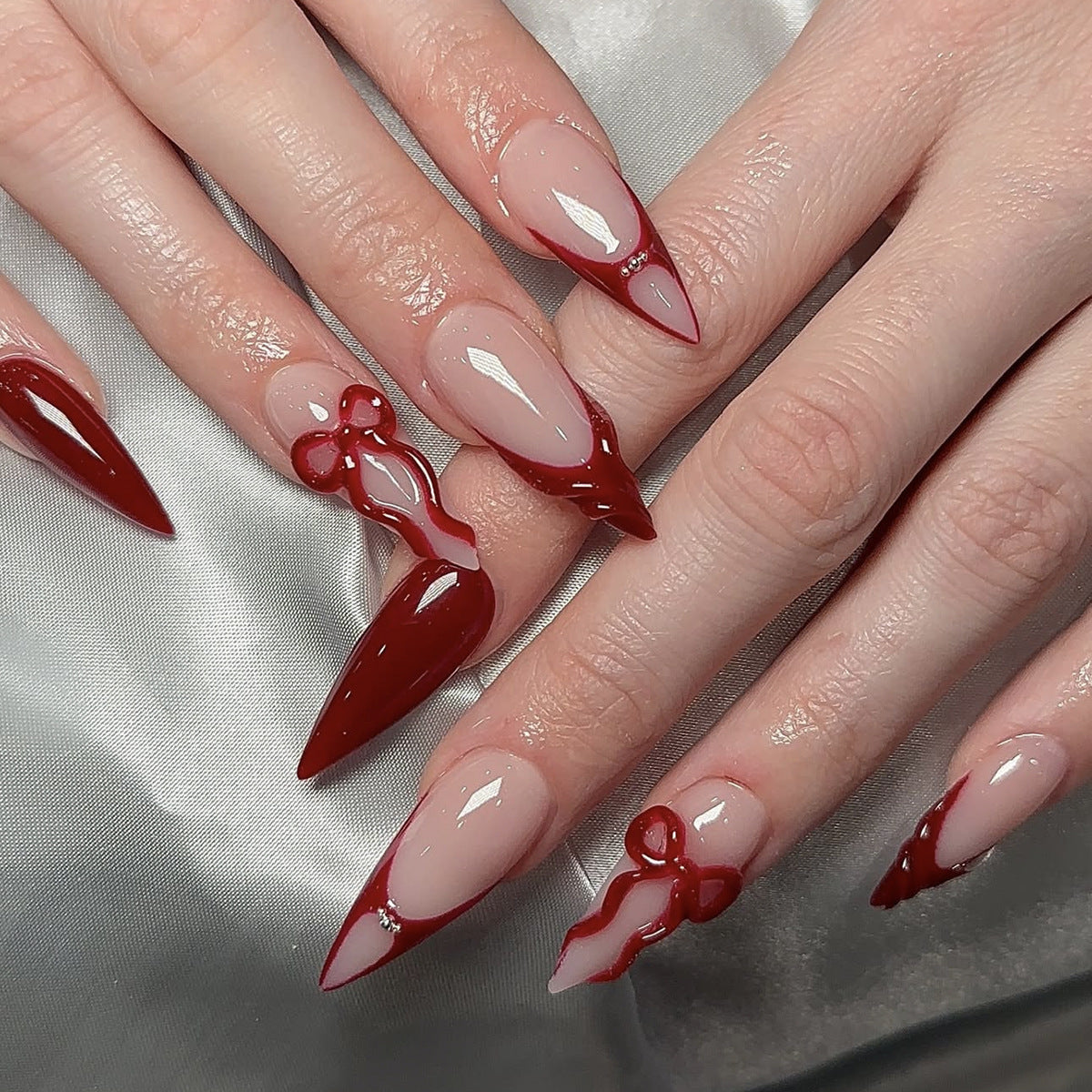 Hochwertiges Kunstnagelset mit eleganten Spitzen und Schleifenverzierungen Brehn