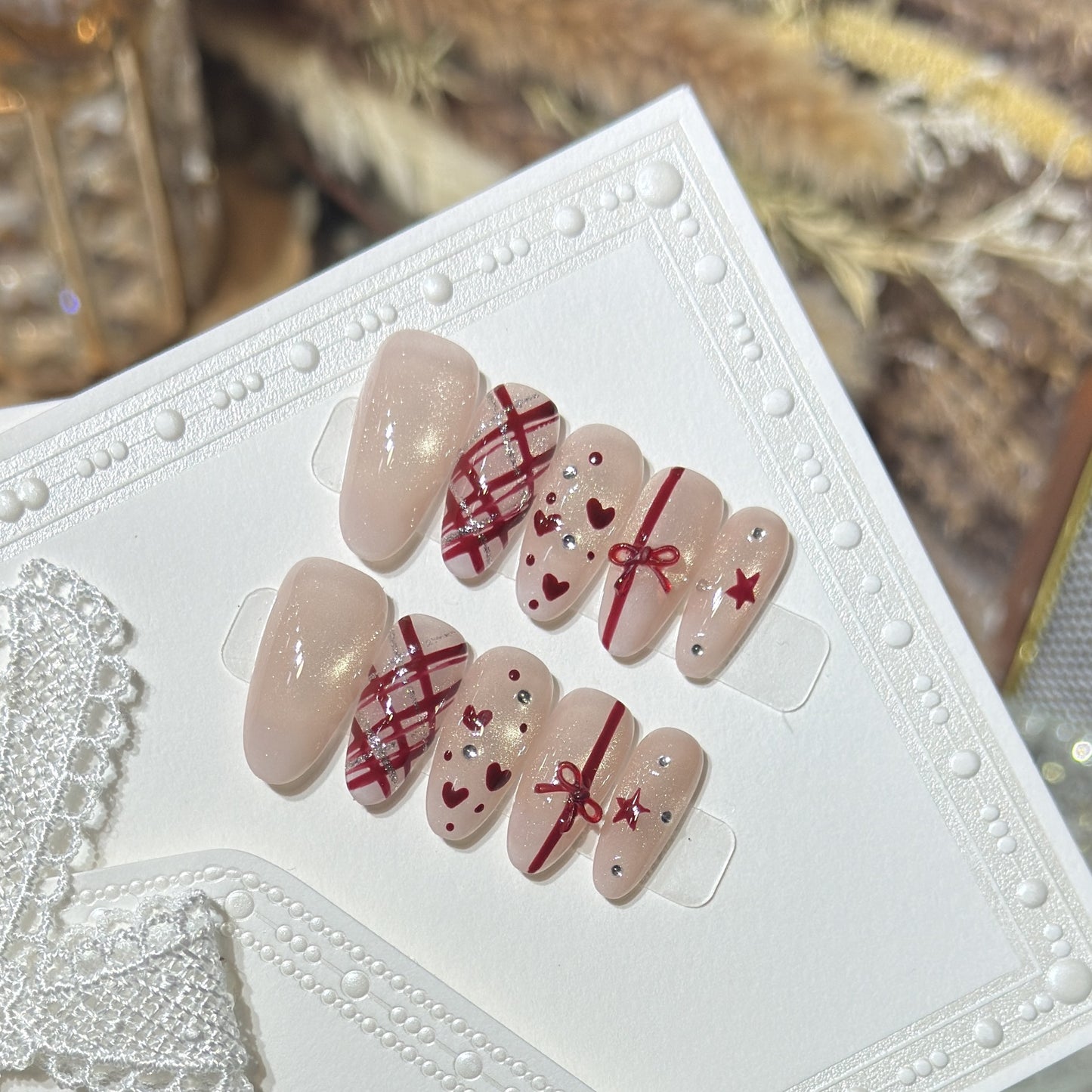 Romantisches Theme Press-On Nail Set mit Herz- und Schleifenakzenten Brehn