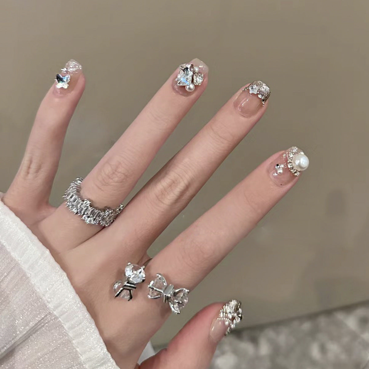 Kunstvolle Nagelkunst mit elegantem Schmuck-Design Brehn
