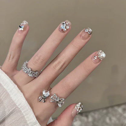 Kunstvolle Nagelkunst mit elegantem Schmuck-Design Brehn