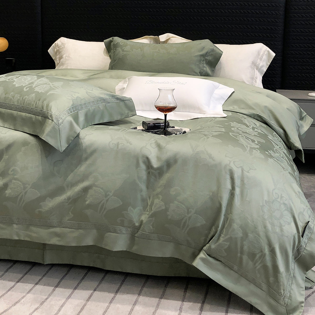 Premium-Baumwollsatin-Bettwäschegarnitur mit strukturierter Matelassé-Bordüre und Hotelverschluss