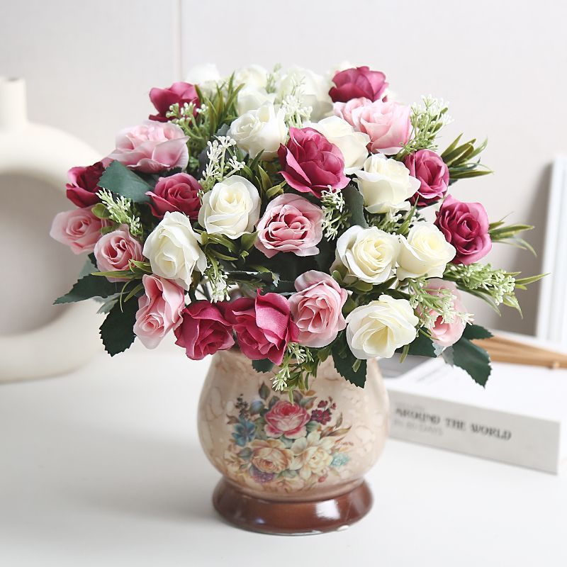 Lebensechte Blumenarrangement in modernem Vase