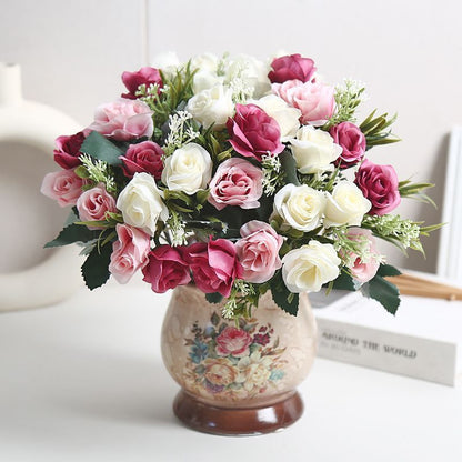 Lebensechte Blumenarrangement in modernem Vase