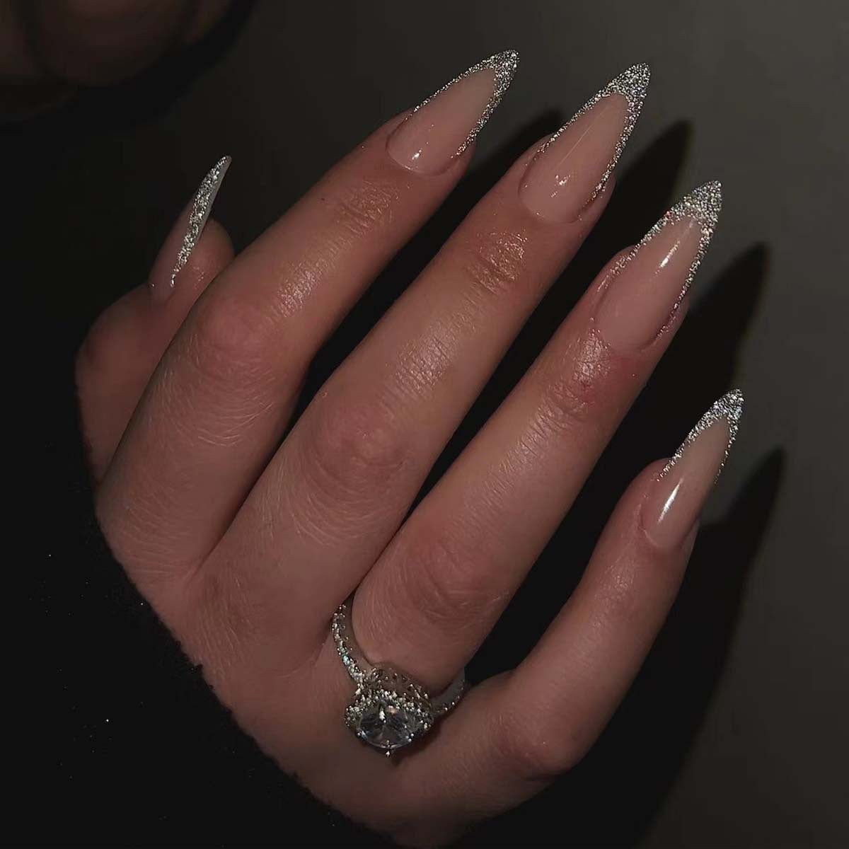 Glamouröse Stiletto Kunstnägel mit Glitzer-Spitzen Brehn
