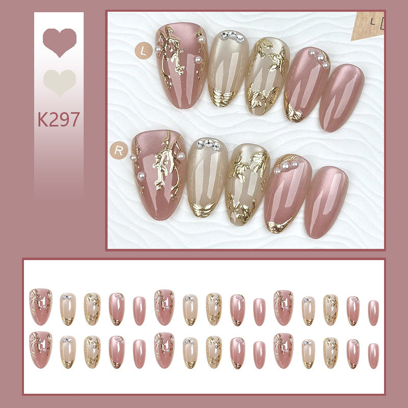 Kunstnagelset mit eleganten goldenen Verzierungen Brehn