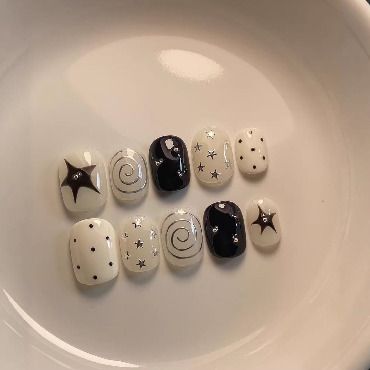 Künstlerisches Press-On Nagelset mit Stern- und Wirbel-Designs