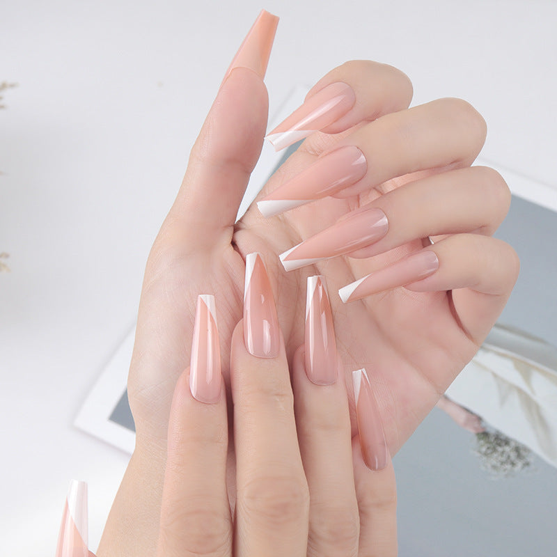 Elegante glänzende Stiletto-Nagelerweiterungen Brehn