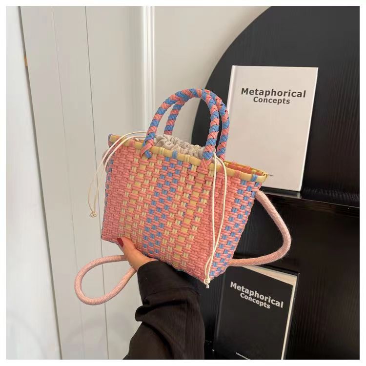Verspielte Handtasche Aus Geflochtenen Materialien Brehn