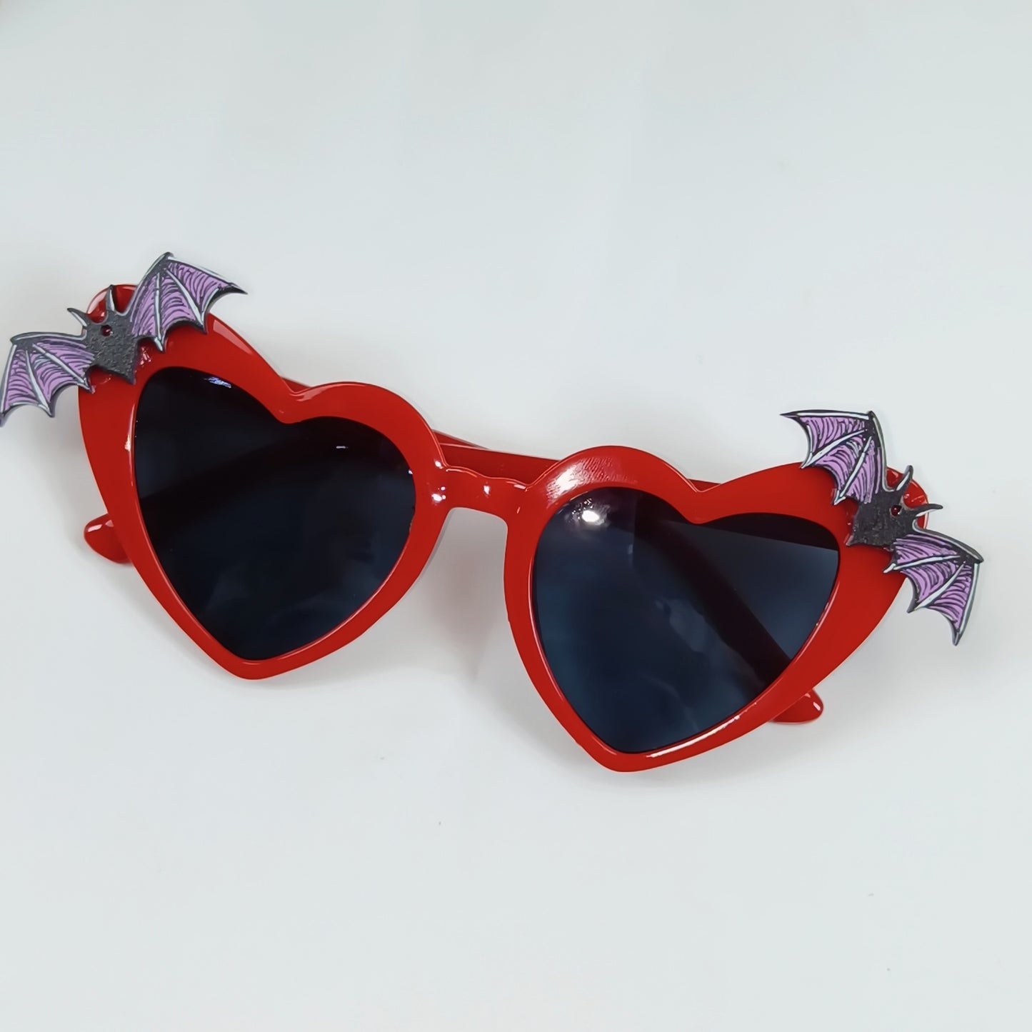 Herzförmige Sonnenbrille mit Fledermausakzenten Brehn