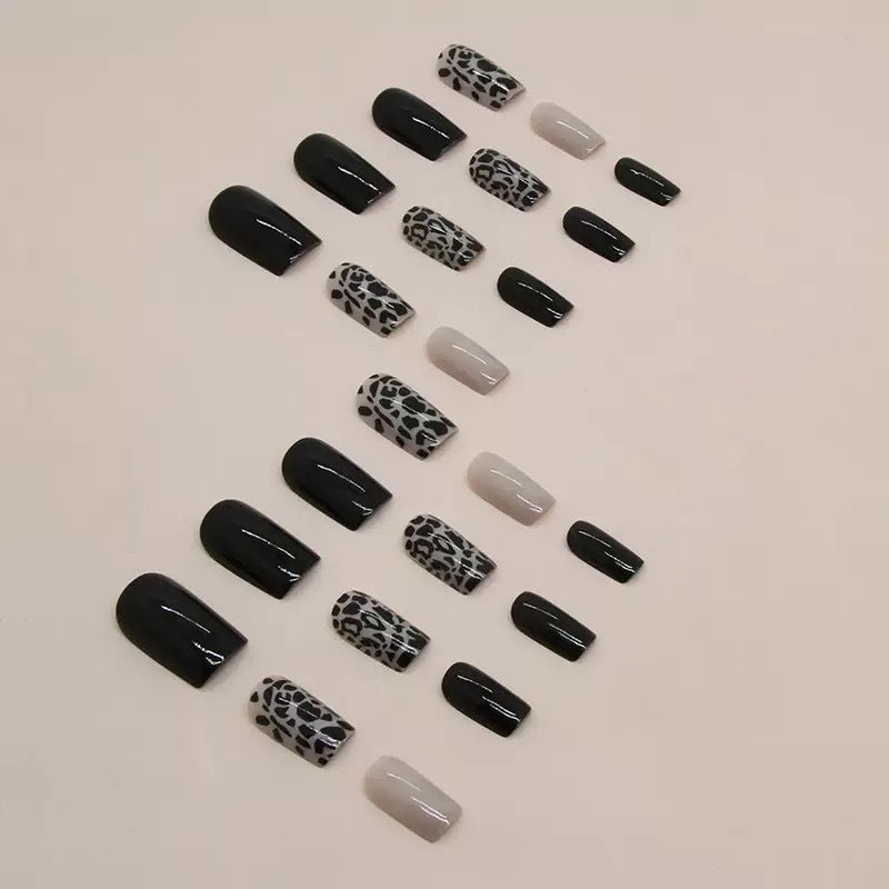 Kunstnagelset mit stylischem Leopardenmuster und eleganten Akzenten Brehn