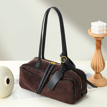 Wildleder Fass Schultertasche mit Oberreißverschluss, vorderer Einschubtasche & Lederbesatz