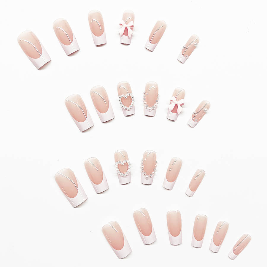 Kunstnagelset mit eleganten 3D-Blüten und Perlverzierungen Brehn