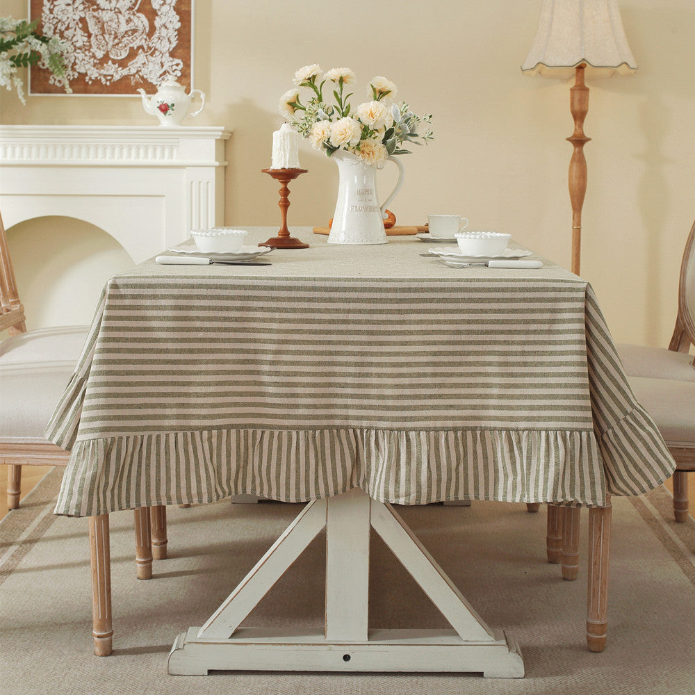 Flirty gestreifte Tischdecke mit Rüschensaum