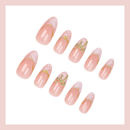 Kunstnagelset mit eleganten Spitzen und zarten Verzierungen Brehn