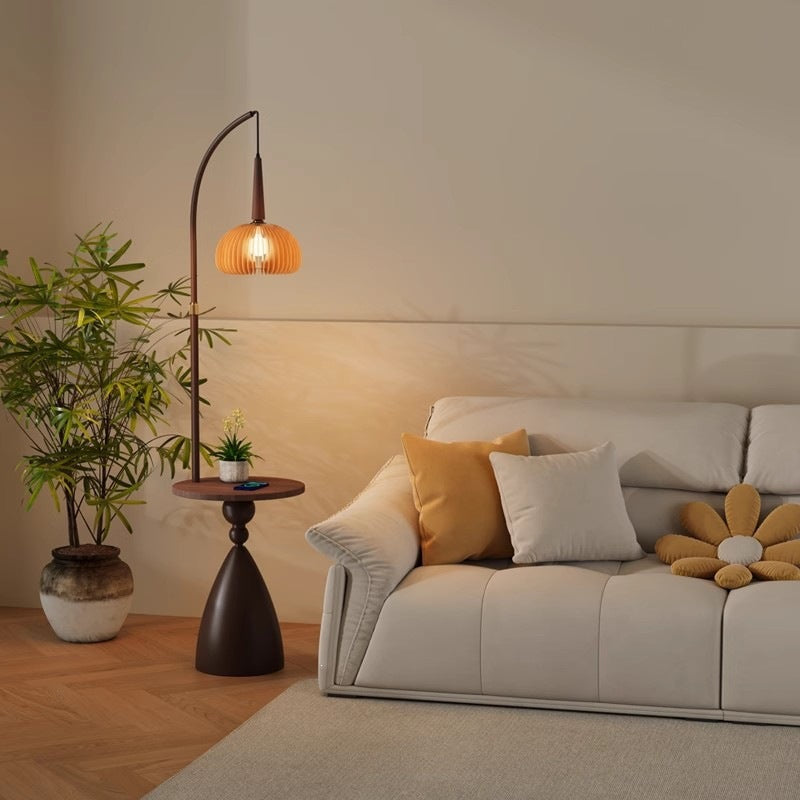 Elegante Bogenstehlampe mit integriertem Beistelltisch