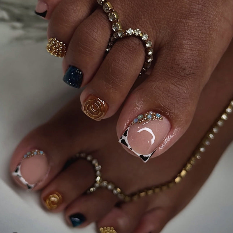 Kunstvolle Fußnagelgestaltung mit floralen und glitzernden Akzenten Brehn