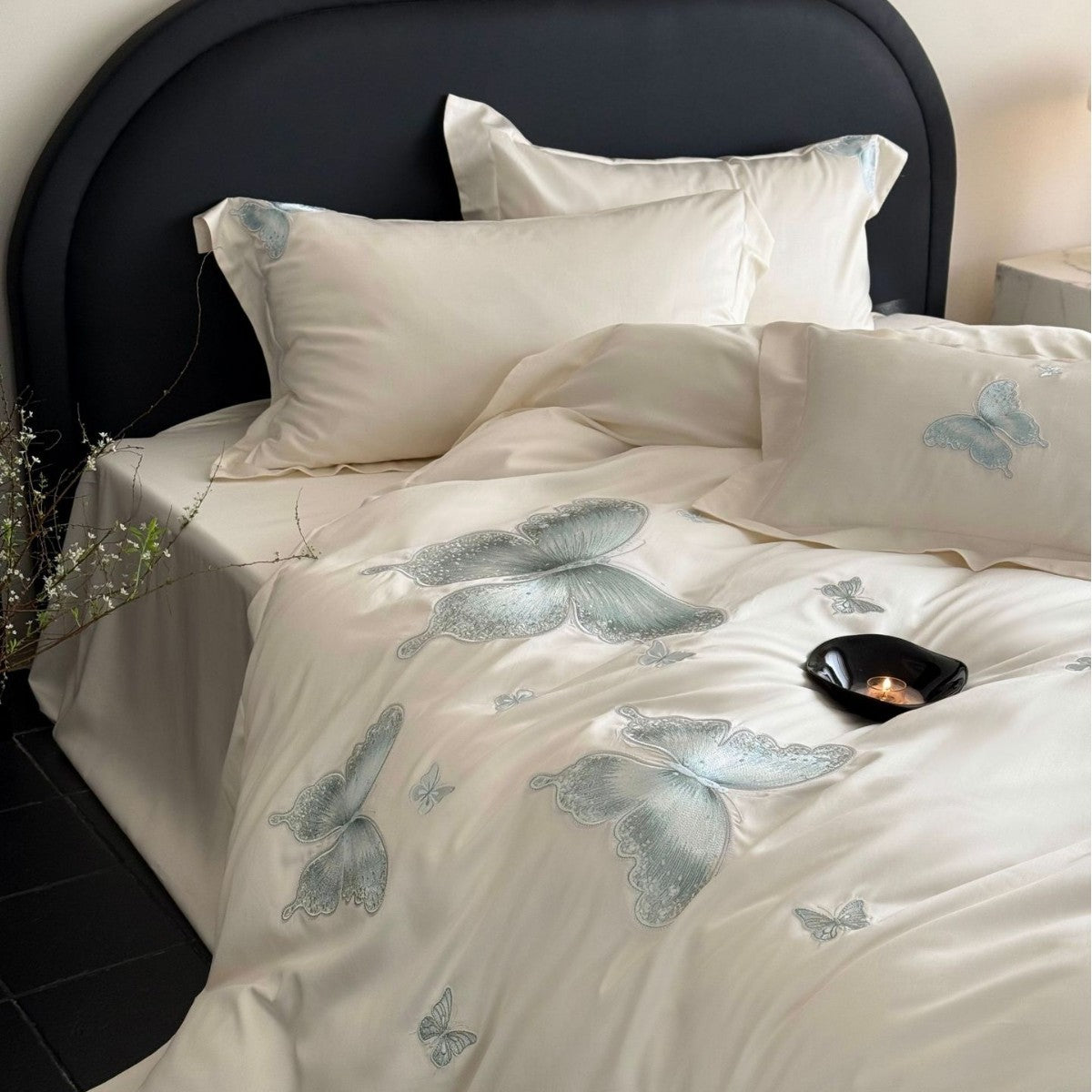 Elegante Satin-Bettwäschegarnitur mit tonaler Schmetterlingsstickerei