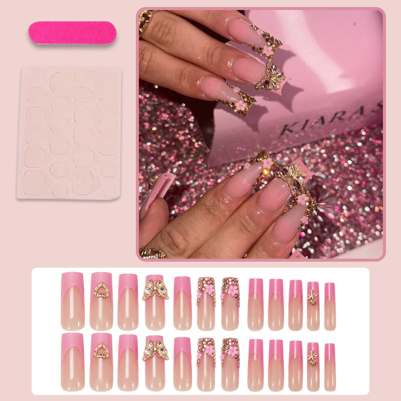 Künstliche Nagelverlängerung mit glamourösen Verzierungen Brehn