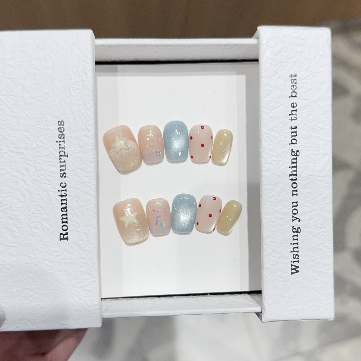 Kunstnägel mit Romantischen Designs und Funkelnden Akzenten Brehn