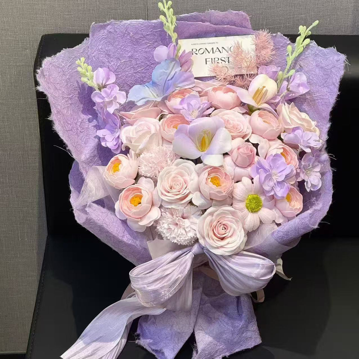 Eleganter künstlicher Blumenstrauß mit ansprechender Präsentation