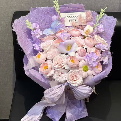 Eleganter künstlicher Blumenstrauß mit ansprechender Präsentation