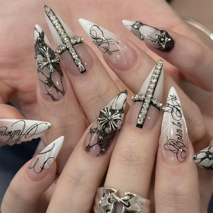 Kunstvolle Stiletto-Nägel mit eleganten Verzierungen Brehn