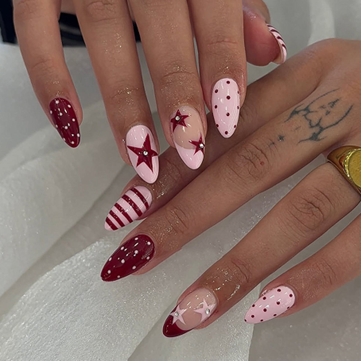 Kunstvolle Nagelkunst mit glitzernden Sternmotiven Brehn