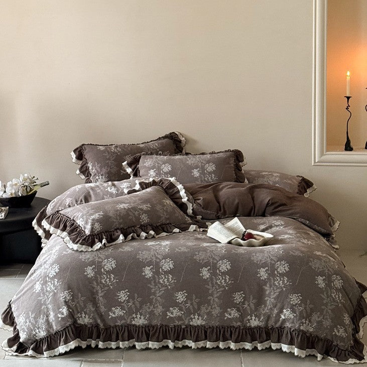 Gestepptes Bettwäsche-Set aus Baumwollmischung mit floralem Vintage-Print und Volant