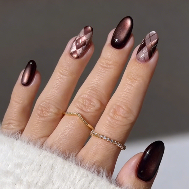 Kunstnagelset mit stilvollen geometrischen und eleganten Akzenten Brehn