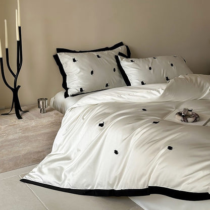 Luxuriöses Satin-Bettwäsche-Set mit Kirschstickerei und kontrastierter Einfassung