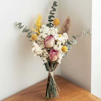 Elegante Blumenarrangement in Glasvase