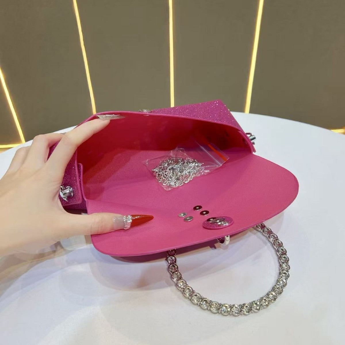 Glitzernde Clutch mit Strassgriff für den Abend