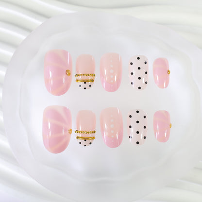 Kunstnagelset mit elegantem Polka-Dot und glamourösen goldenen Akzenten Brehn