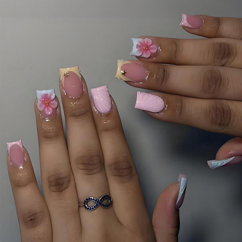 Kunstnagelset mit eleganten Blütenmotiven und farbenfrohen Designs Brehn