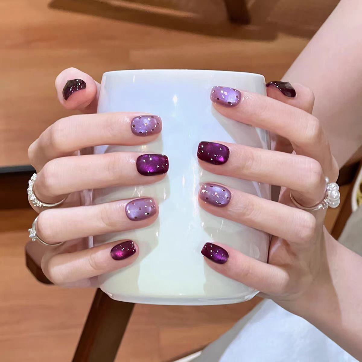 Dekorativer Press-On Nagelset mit verspielten Bogen Designs Brehn