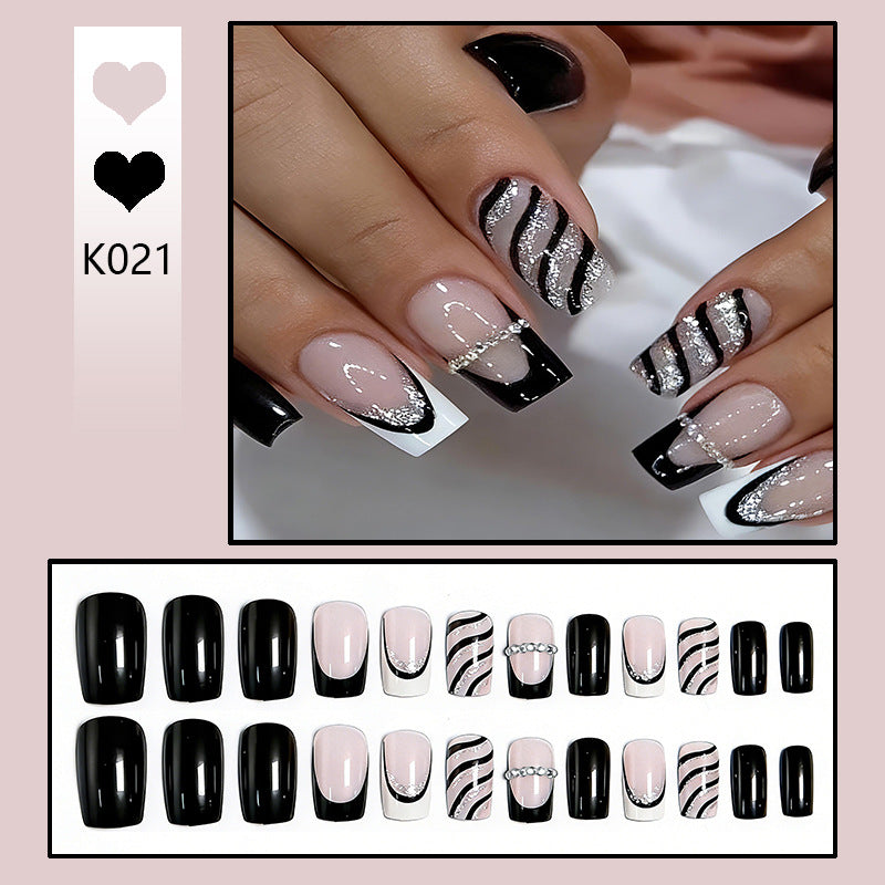 Kunstnagelset mit glamourösen Glitzer- und Streifendesigns Brehn