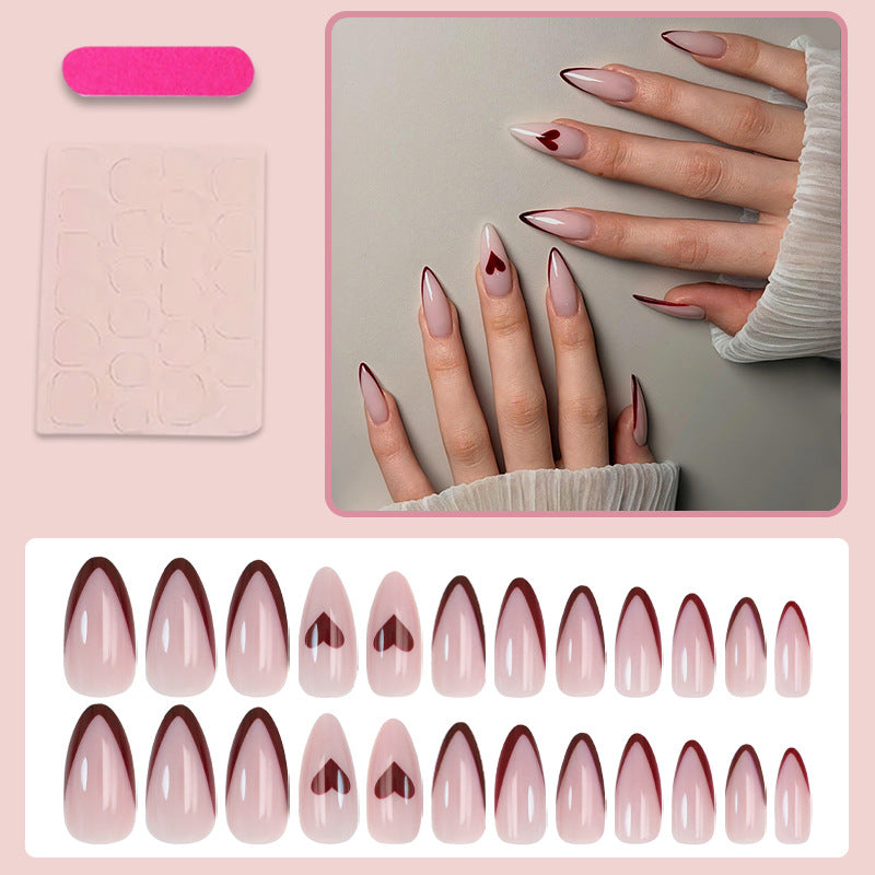 Kunstnagelset mit romantischen Herzen und eleganten Spitzen Brehn