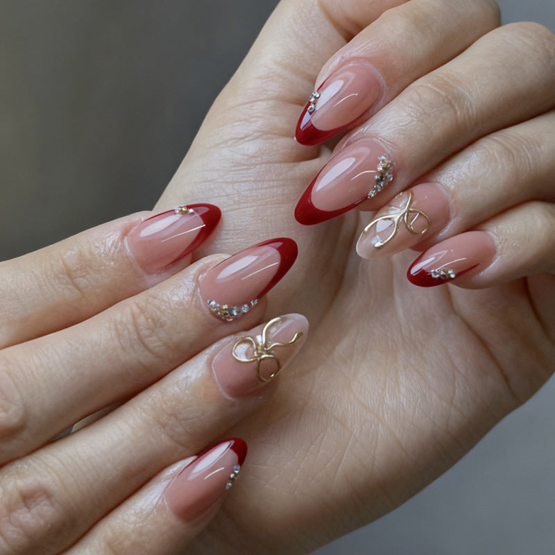 Kunstnagelset mit eleganten Verzierungen und glänzenden Akzenten Brehn