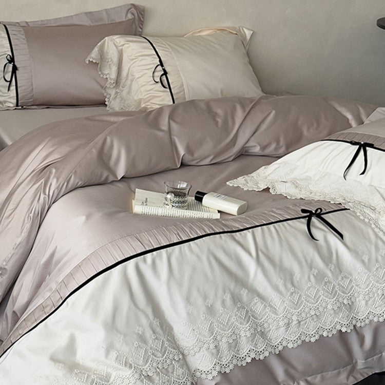 Feines Baumwollsatin-Bettwäsche-Set mit Spitzenvolant, kontrastierenden Zierbändern und Hotelverschluss