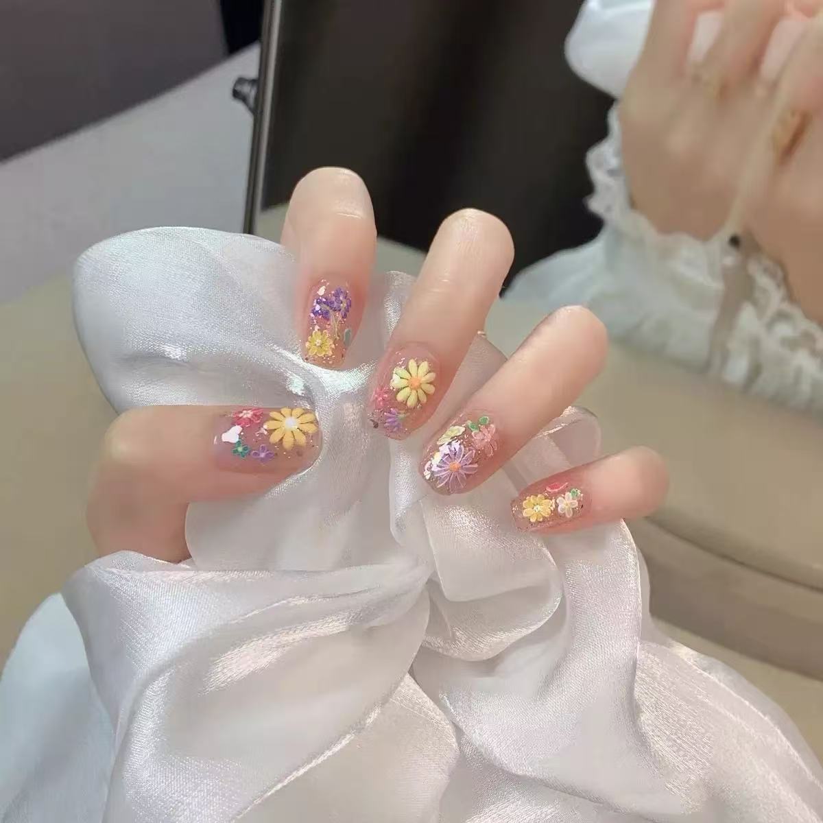 Kunstnagelset mit bunten floralen 3D-Verzierungen Brehn
