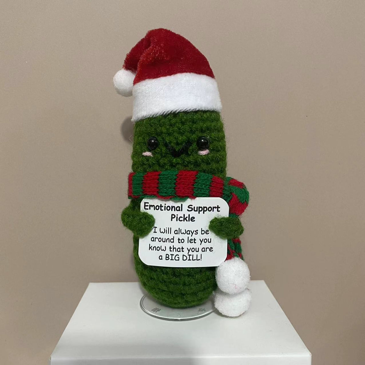 Plüschknuffel mit Weihnachtsmannhut und Schal