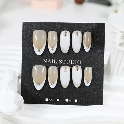 Kunstnagelset mit eleganten Design-Elementen und Glamourösen Akzenten Brehn