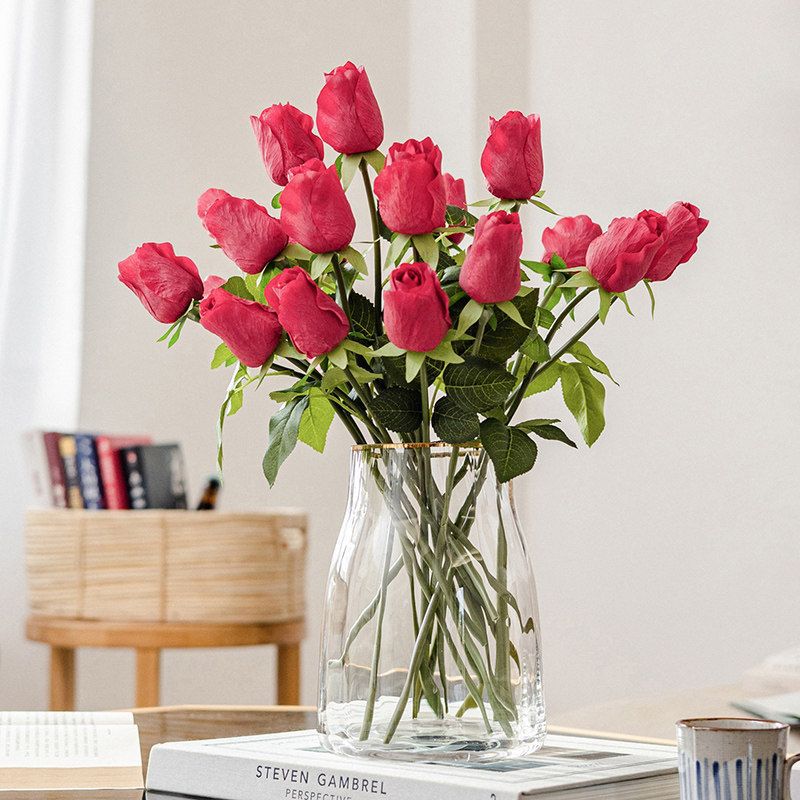 Lebensechter künstlicher rosa Rosenstamm